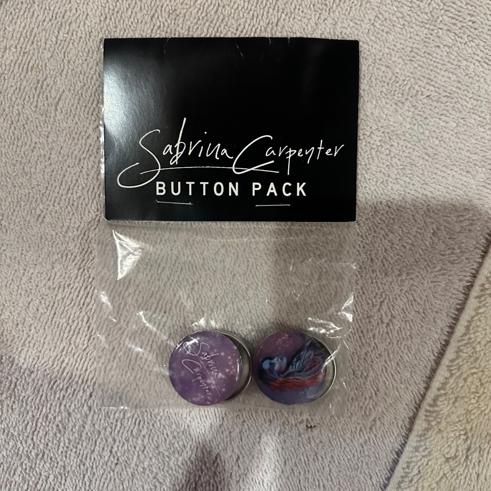 sabrina carpenter EVOLution tour buttons